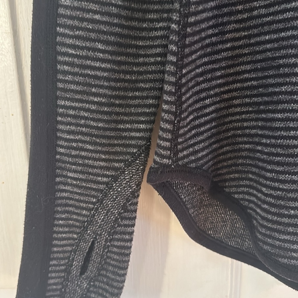 Women’s Lululemon Run Under Long Sleeve Reversible Black & Gray Athletic Top - Picture 4 of 8